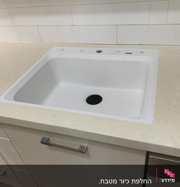 כיור משובץ בשיש בהיר עם אריחי קיר לבנים